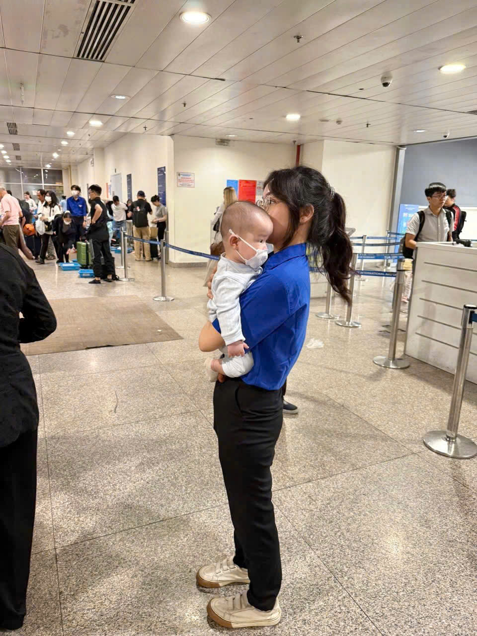 Những "bảo mẫu" áo xanh tại sân bay Tân Sơn Nhất.