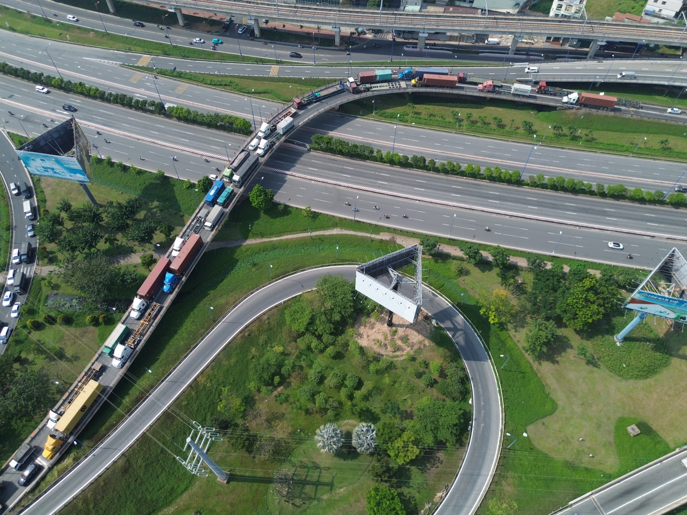 Lượng lớn xe tải, xe container từ đường Võ Nguyên Giáp di chuyển về phía đường Mai Chí Thọ hướng từ TP Thủ Đức đi quận 1.