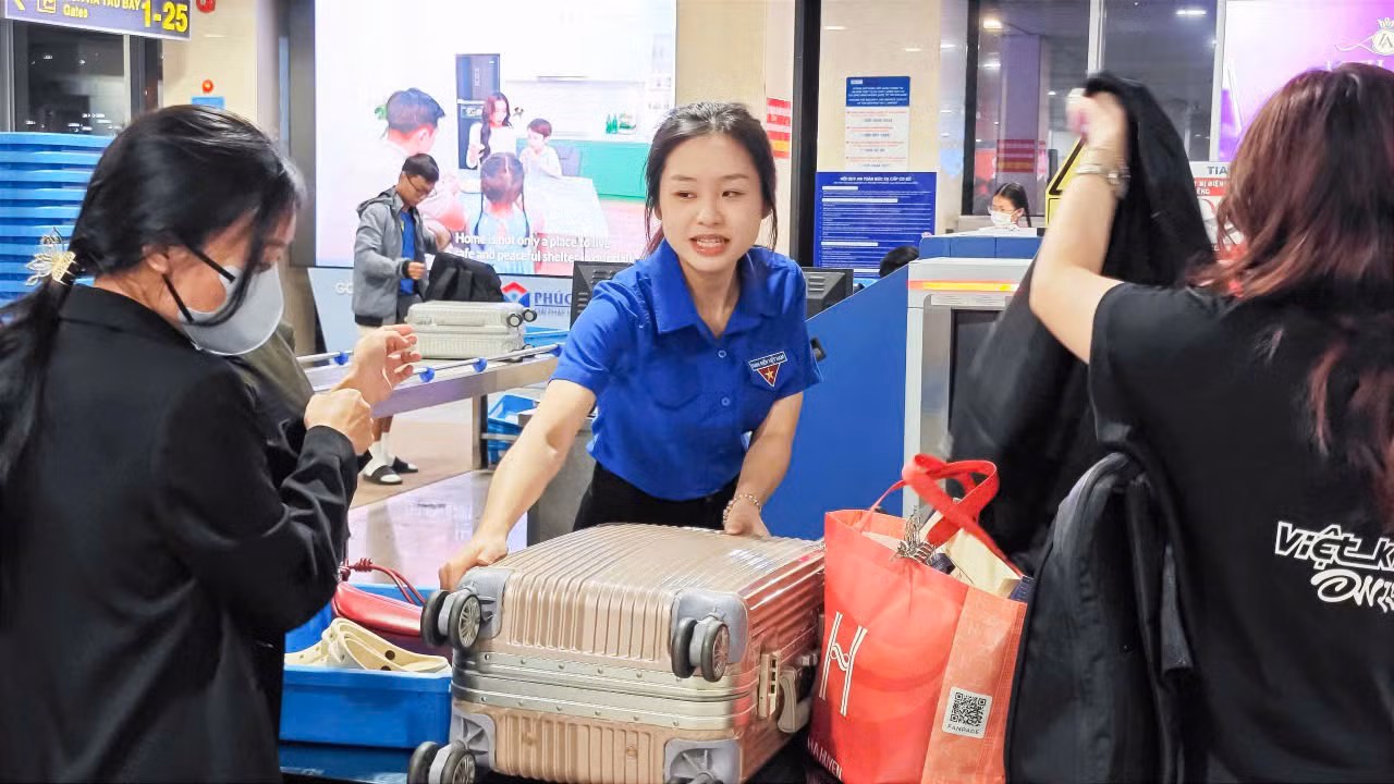 Tại khu vực an ninh soi chiếu, các bạn đoàn viên thanh niên hướng dẫn và hỗ trợ người dân sắp xếp hành lý trật tự.
