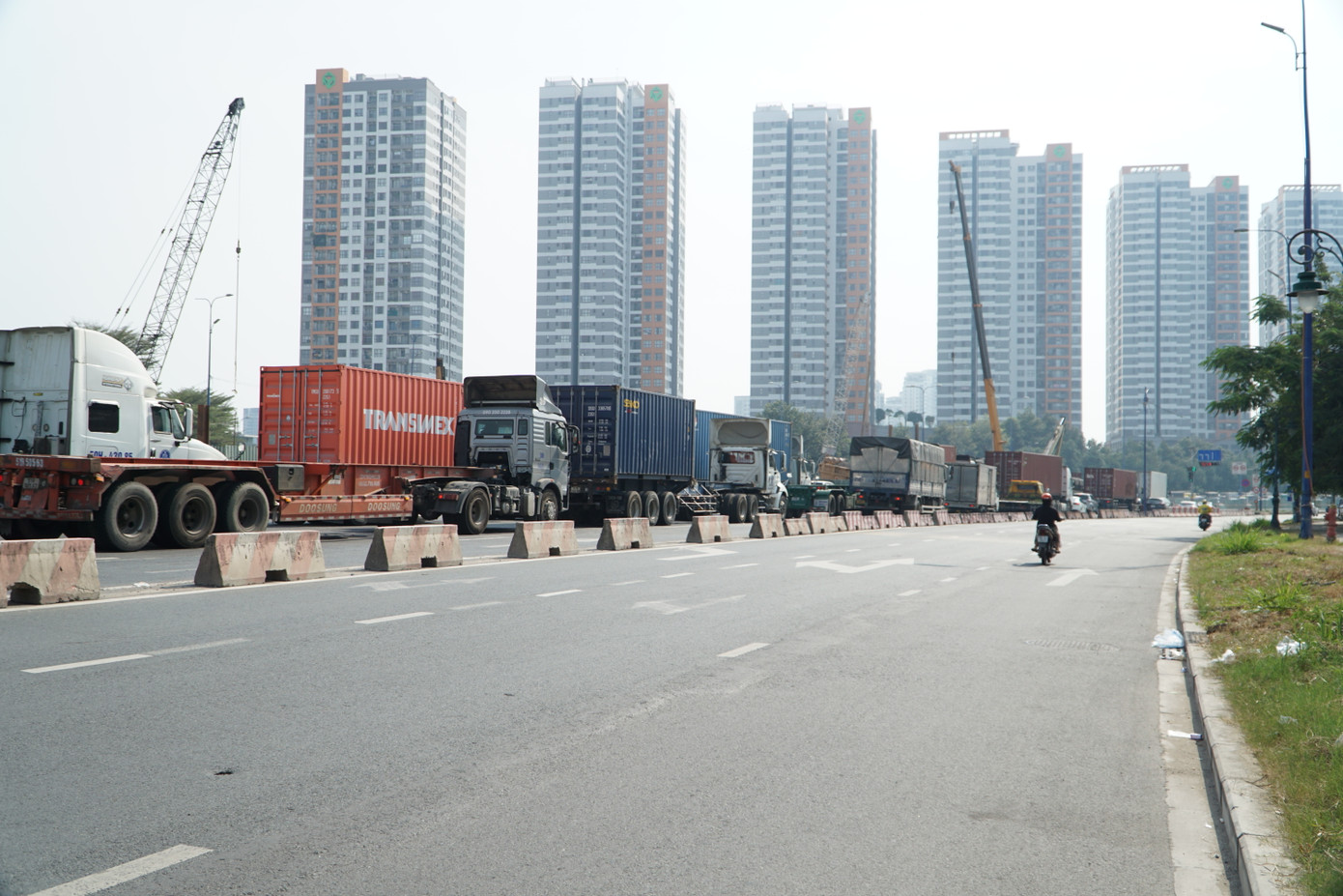 Trong ngày 22/1, đường Võ Nguyên Giáp cùng nhiều tuyến đường khu vực phía Đông TPHCM xảy ra tình trạng ùn ứ.