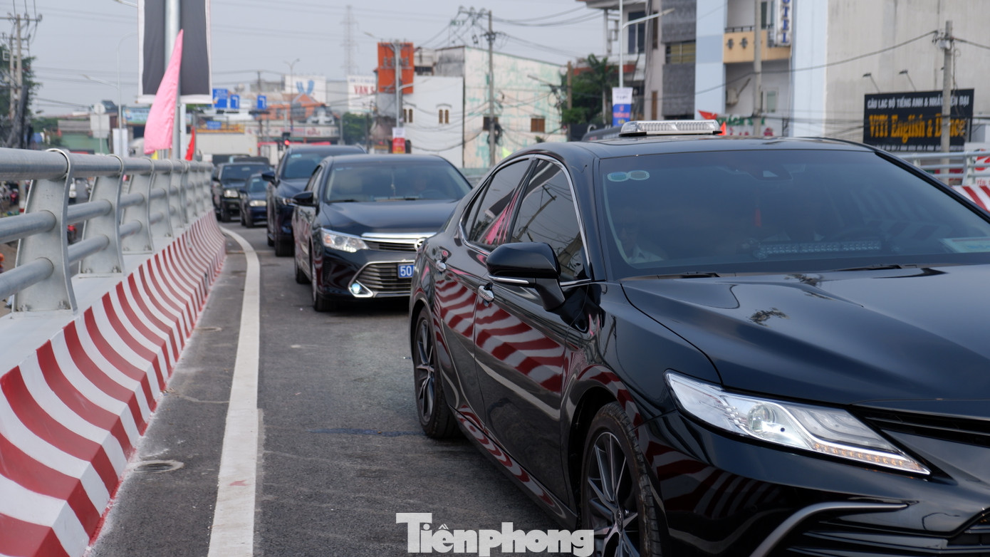 Những chuyến xe đầu tiên lưu thông qua cầu Tân Kỳ Tân Quý mới.