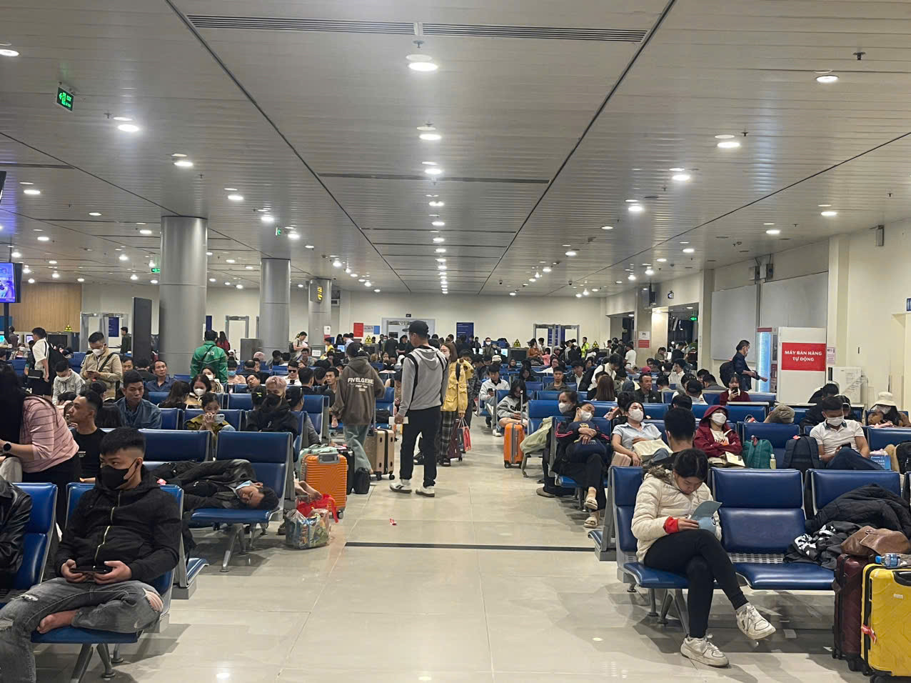 Do đó, trong khung giờ từ 4h-4h30 sáng 23 tháng Chạp, ga quốc nội - Cảng HKQT Tân Sơn Nhất đã tấp nập hành khách.