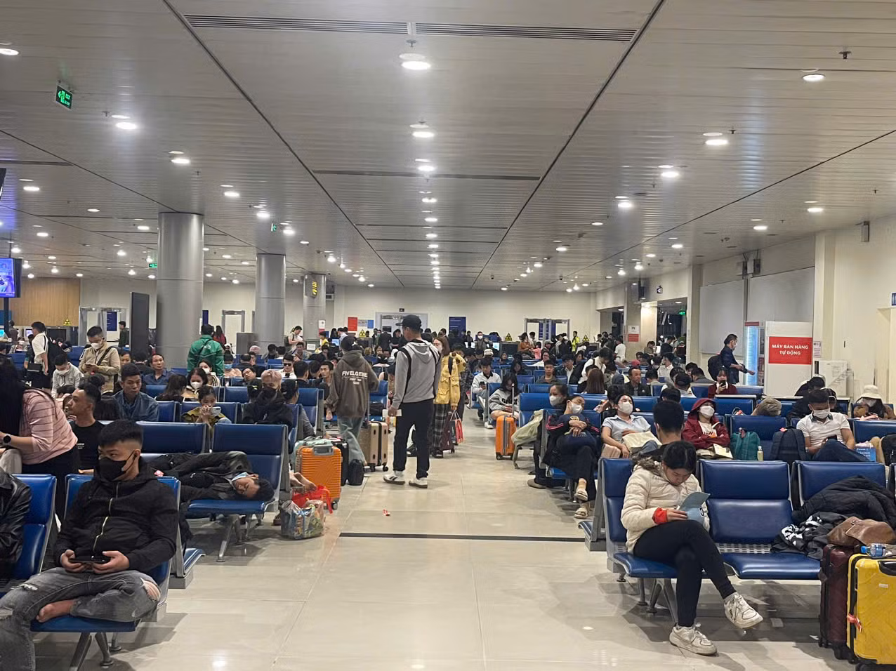 Do đó, trong khung giờ từ 4h-4h30 sáng 23 tháng Chạp, ga quốc nội - Cảng HKQT Tân Sơn Nhất đã tấp nập hành khách.