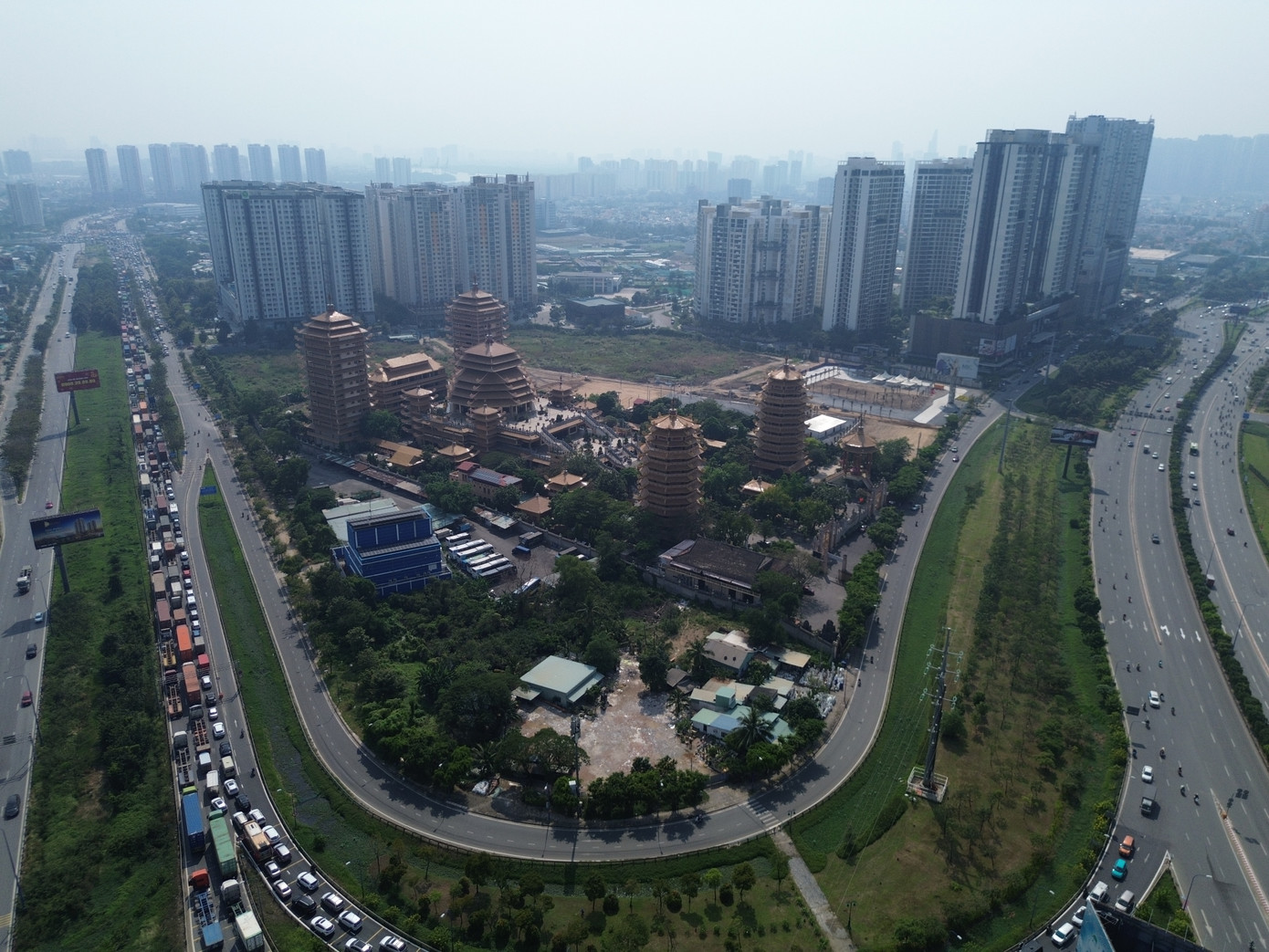 Phương tiện xếp hàng dài từ đường Võ Nguyên Giáp vào đường Mai Chí Thọ đến nút giao thông An Phú.