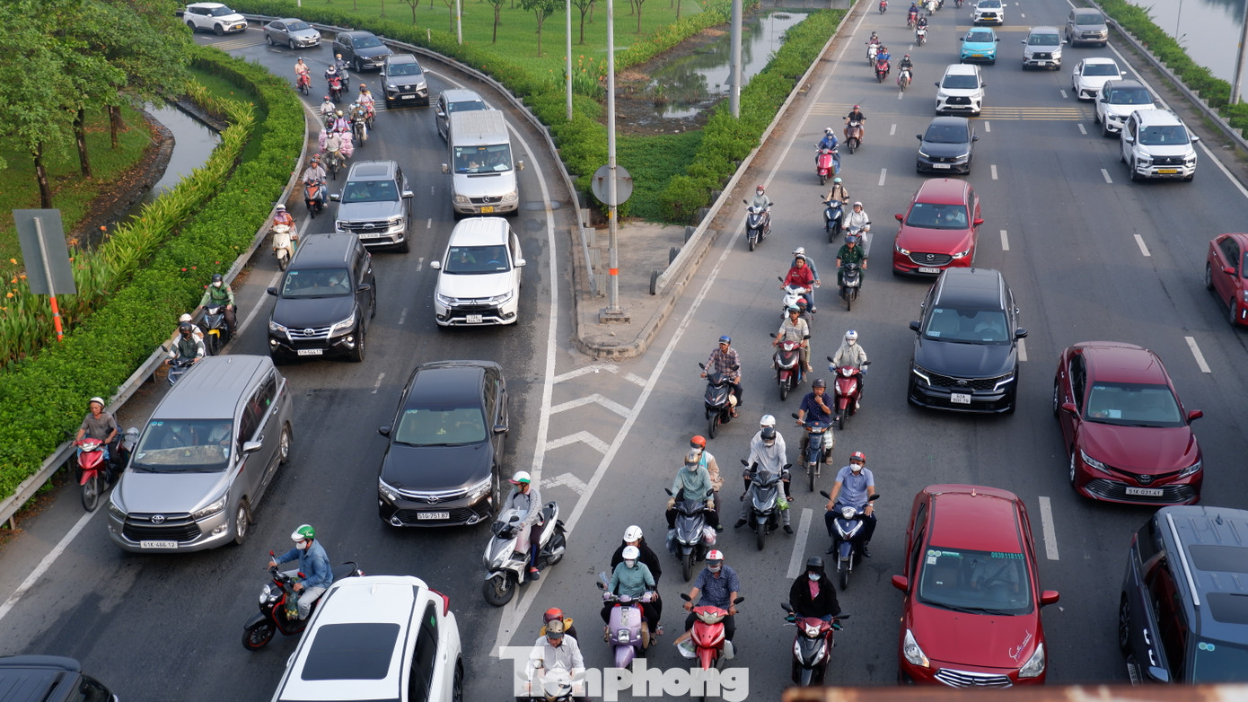 Sáng nay 24/1 (25 tháng Chạp), cửa ngõ phía tây TPHCM tấp nập người về quê đón Tết.