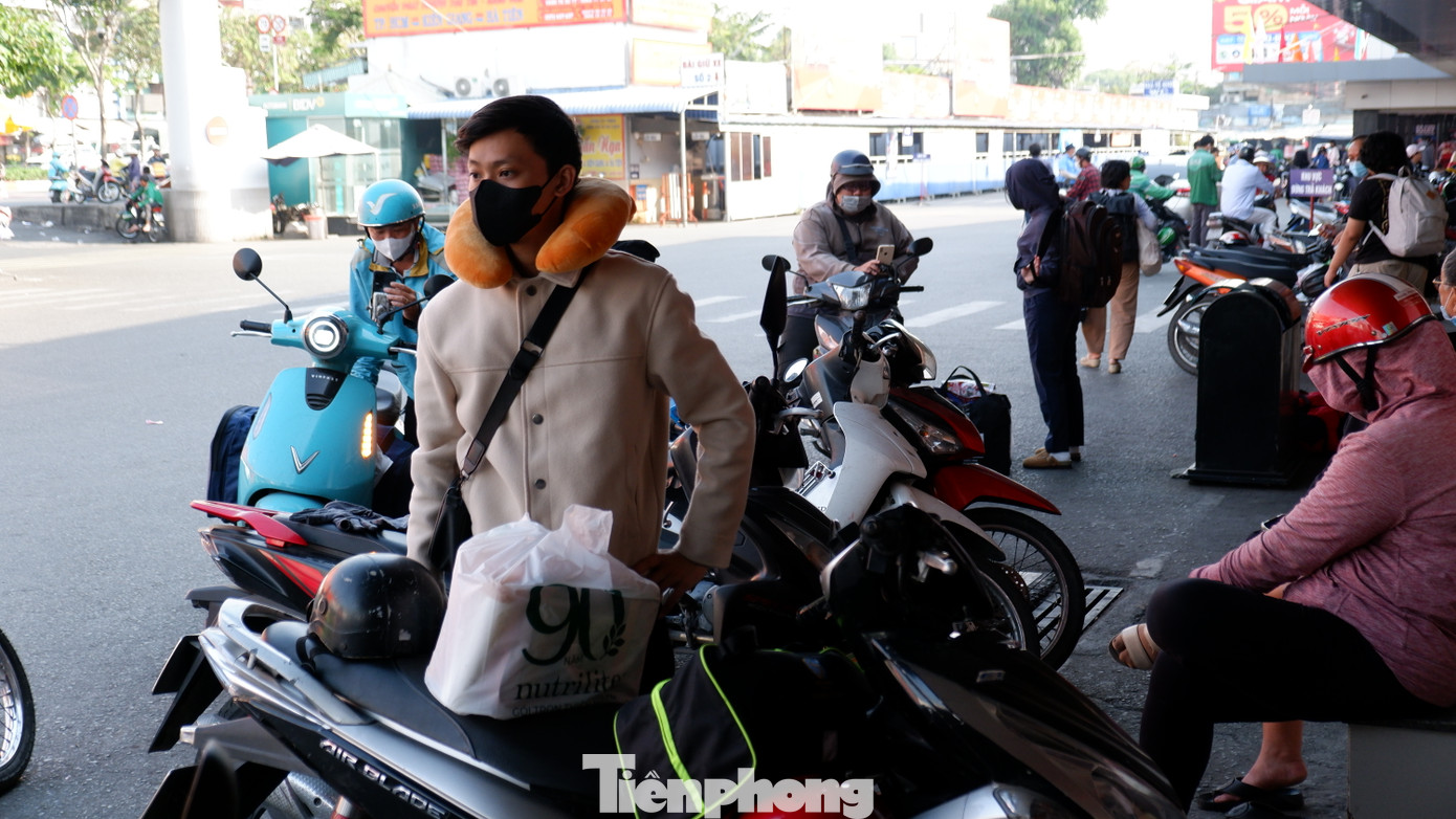 Người dân lỉnh kỉnh đồ đạc, hành lý đến bến xe Miền Tây (quận Bình Tân) để mua vé, về quê nghỉ Tết.