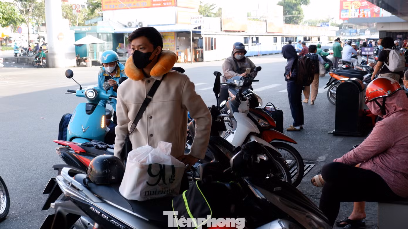 Người dân lỉnh kỉnh đồ đạc, hành lý đến bến xe Miền Tây (quận Bình Tân) để mua vé, về quê nghỉ Tết.