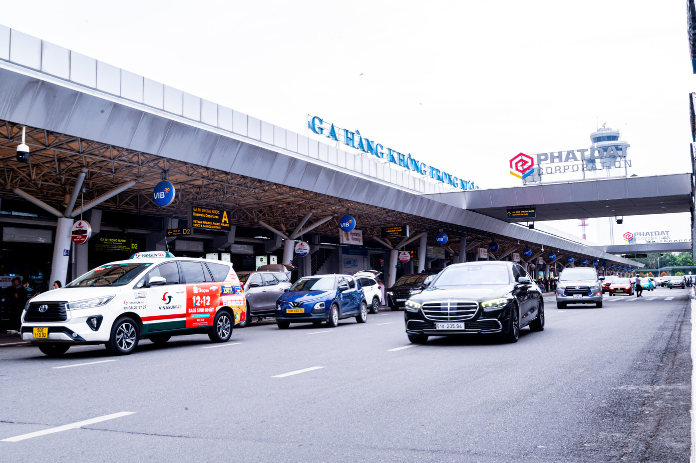 Phương tiện xếp hàng di chuyển trước sảnh A - ga quốc nội.