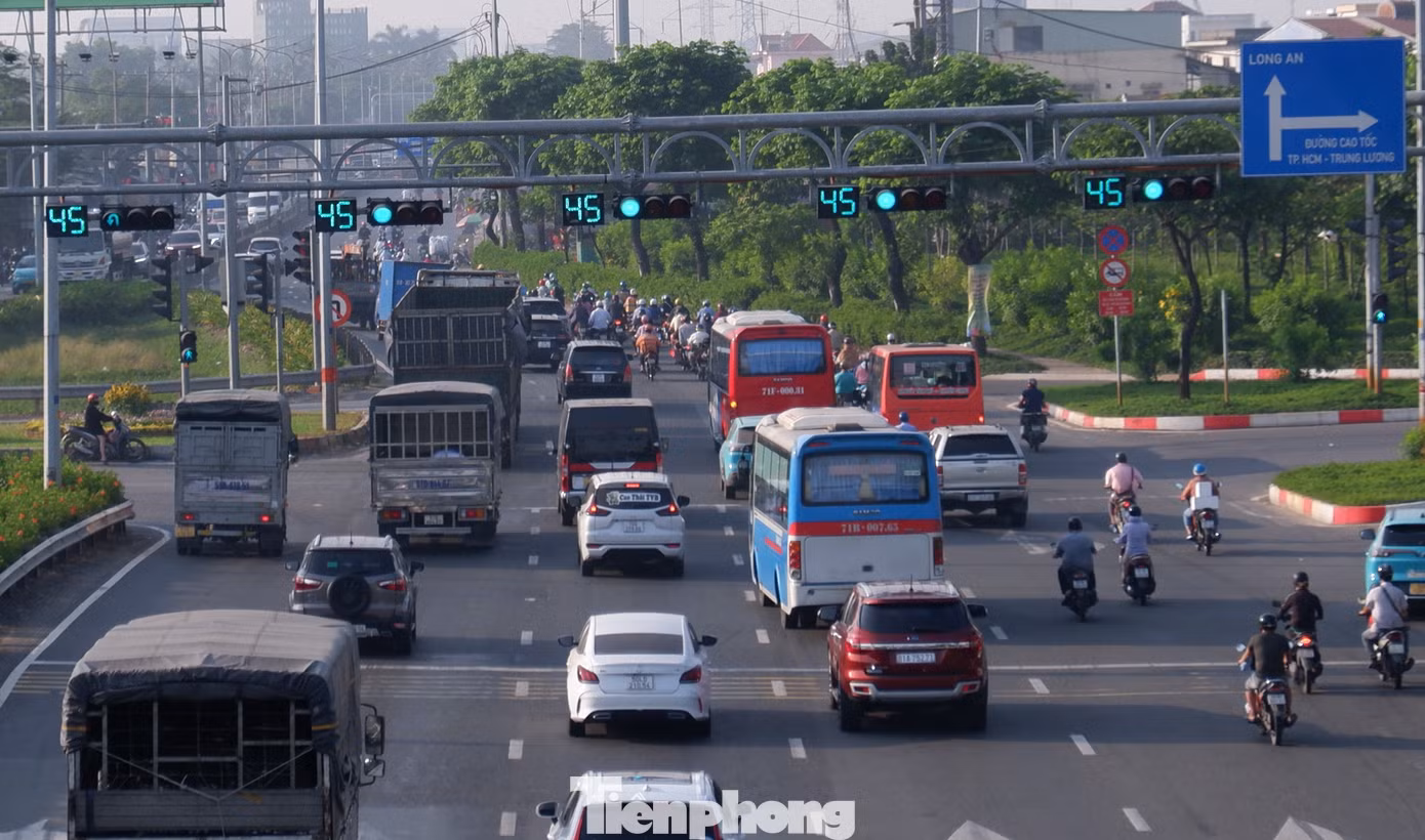 Quốc lộ 1 - hướng từ TPHCM về các tỉnh, thành miền Tây Nam bộ tấp nập người, xe trong ngày 23 tháng Chạp.