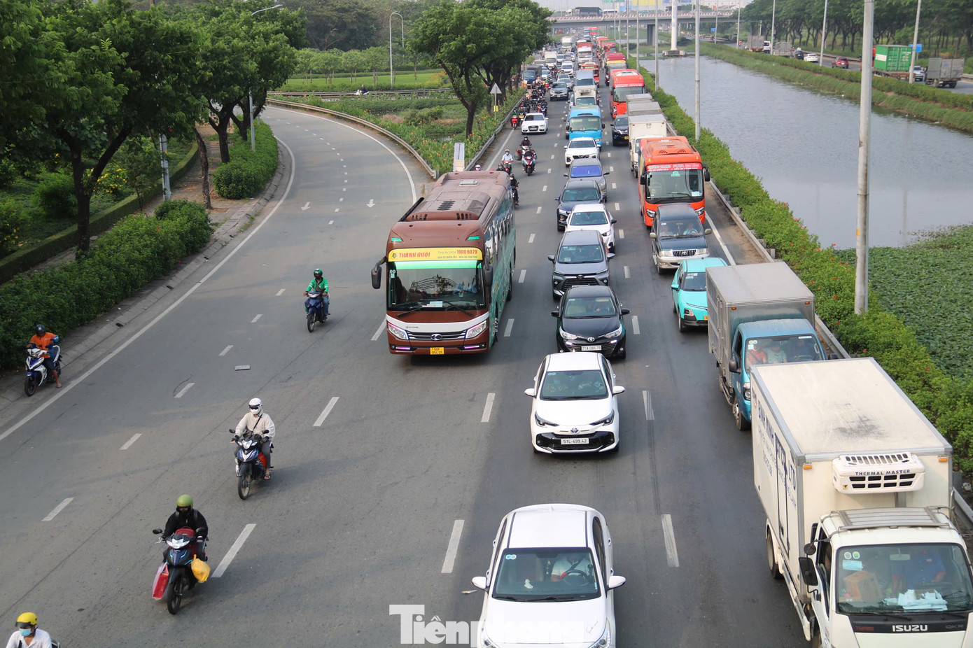 Trong khi đó, tại quốc lộ 1 (nay là đường Lê Khả Phiêu) - cửa ngõ phía tây TPHCM về các tỉnh, thành miền Tây Nam bộ, giao thông bắt đầu đông đúc từ cuối giờ chiều.