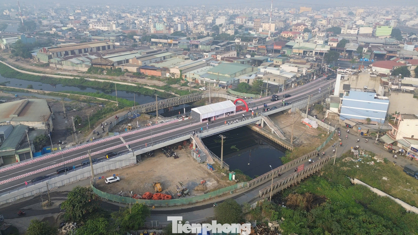 Cầu Tân Kỳ Tân Quý bắc qua kênh Tham Lương - Bến Cát, có chiều dài 224,8m. Ảnh: A.X