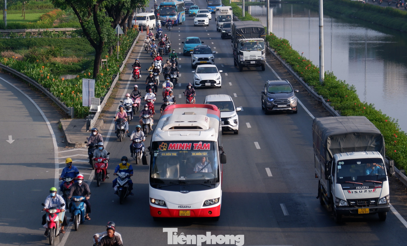 Các cửa ngõ ra vào TPHCM cũng đông phương tiện hơn. Hình ảnh ghi nhận tại quốc lộ 1 - cửa ngõ phía tây TPHCM.