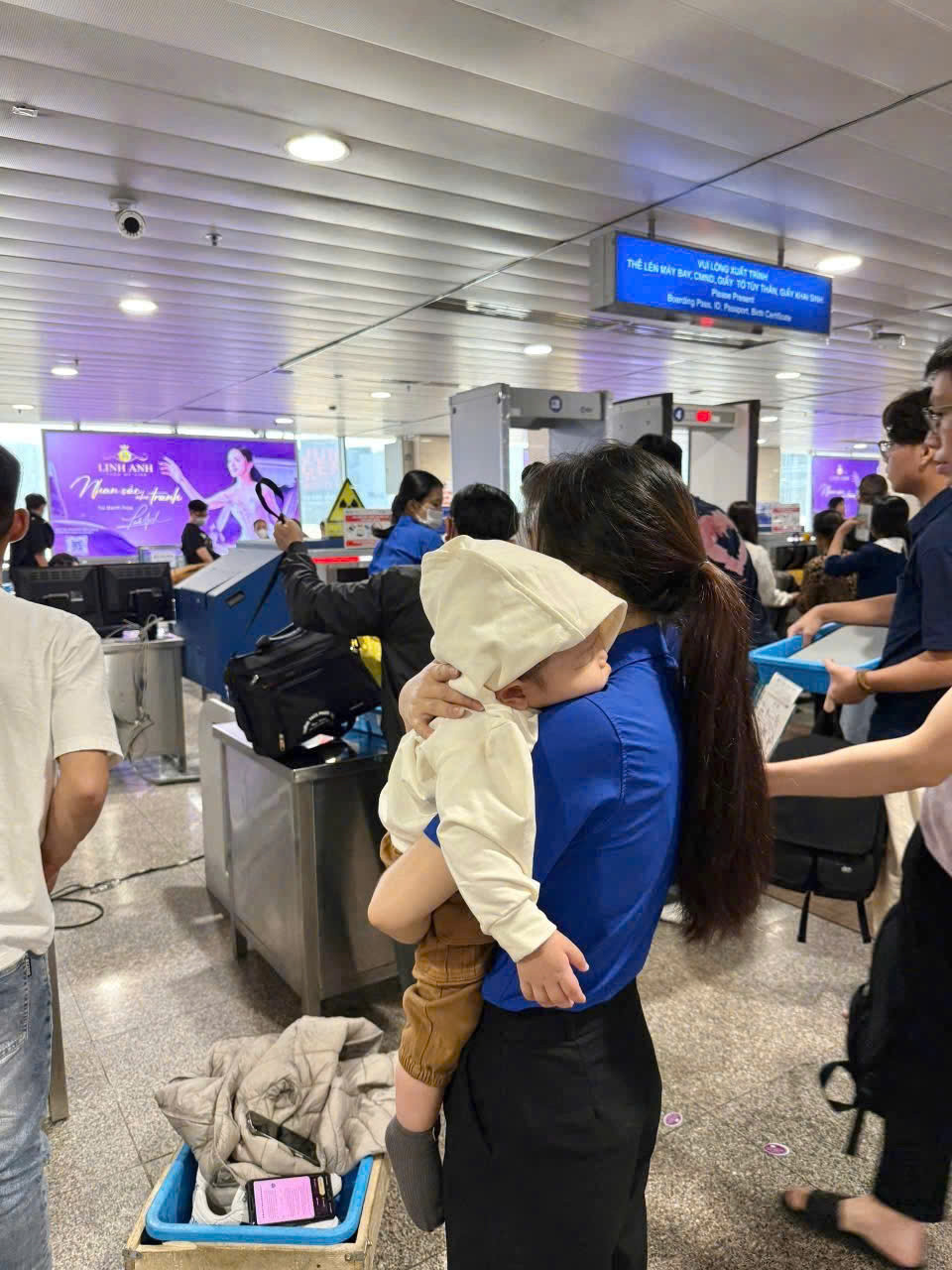 Những "bảo mẫu" áo xanh tại sân bay Tân Sơn Nhất.