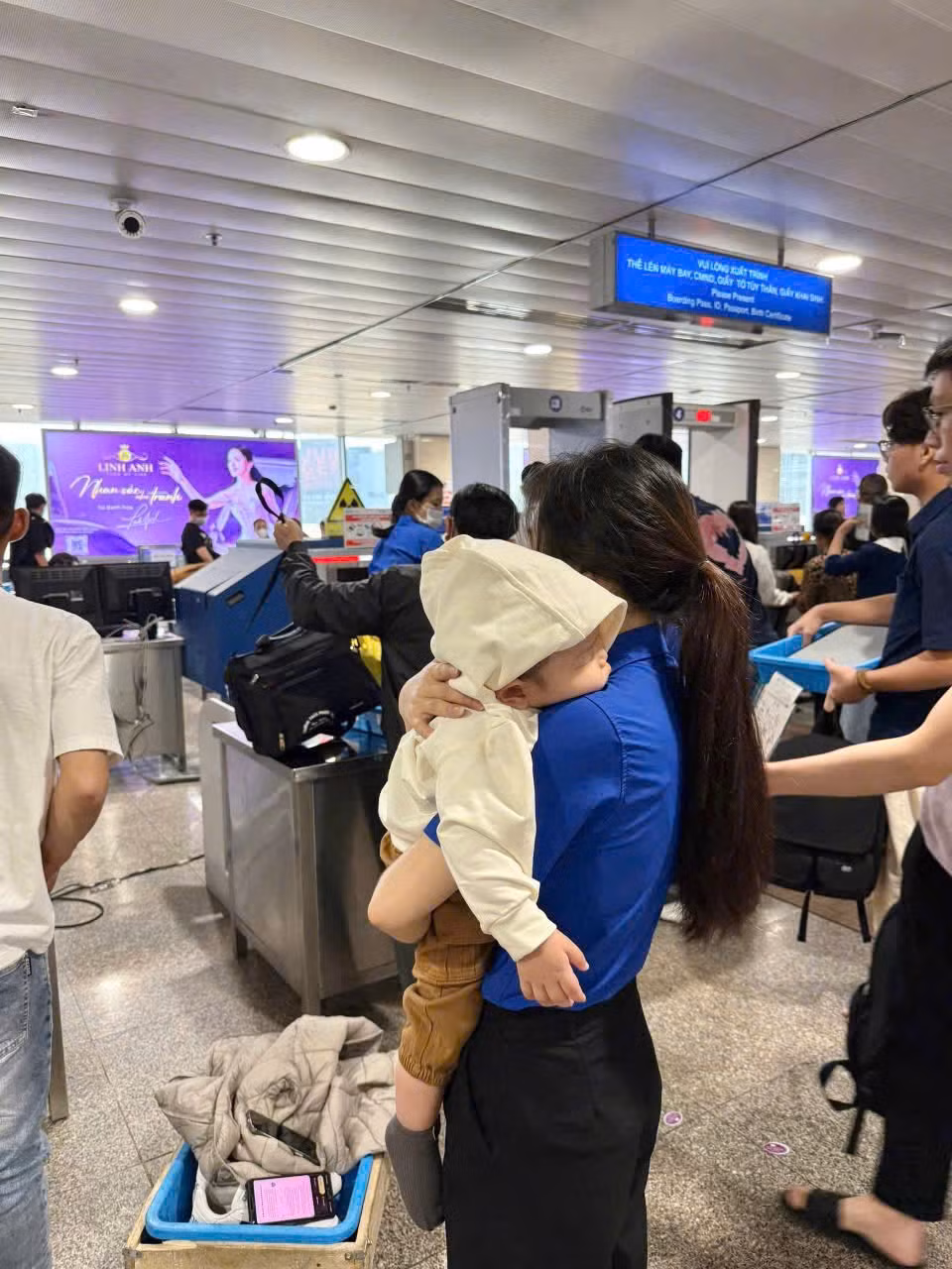 Những "bảo mẫu" áo xanh tại sân bay Tân Sơn Nhất.