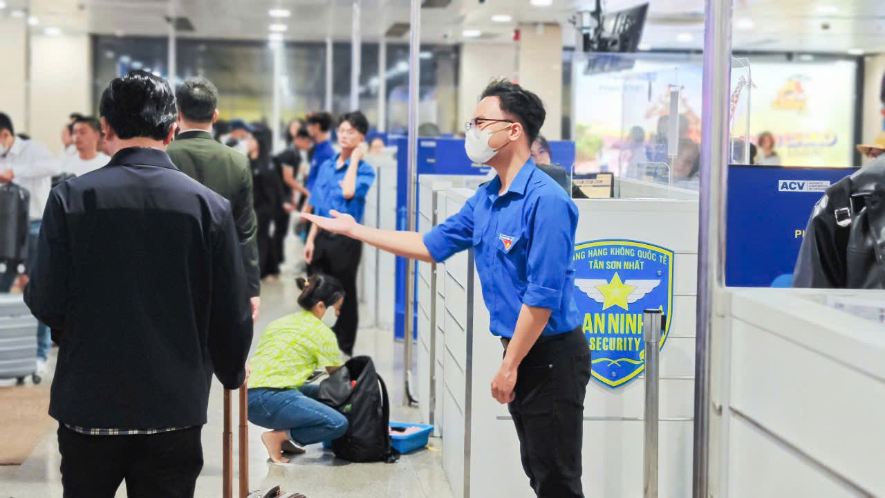 Lực lượng đoàn viên làm nhiệm vụ hướng dẫn hành khách tại khu vực check in an ninh.
