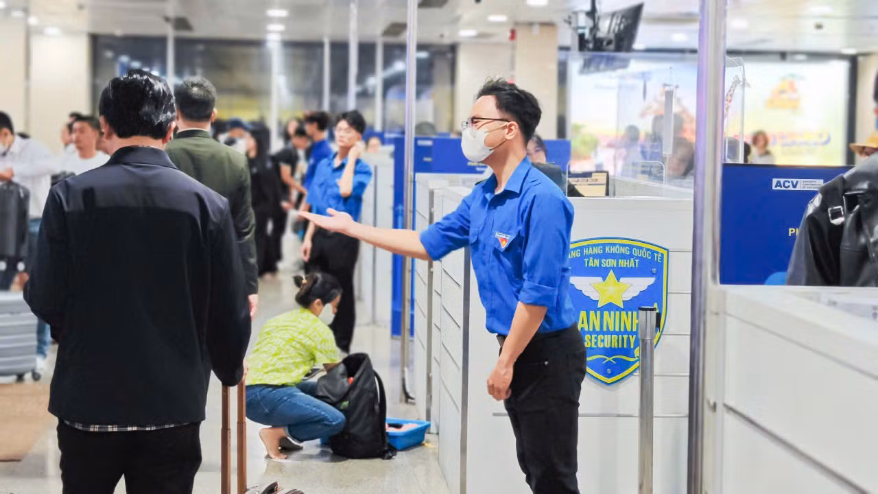 Lực lượng đoàn viên làm nhiệm vụ hướng dẫn hành khách tại khu vực check in an ninh.