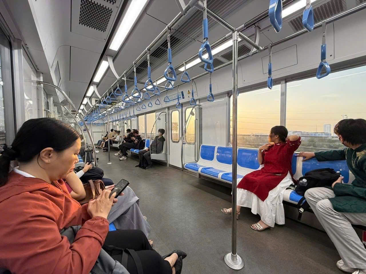 Hành khách đi tàu metro TPHCM. Ảnh: HURC1 Hành khách đi tàu metro TPHCM. Ảnh: HURC1