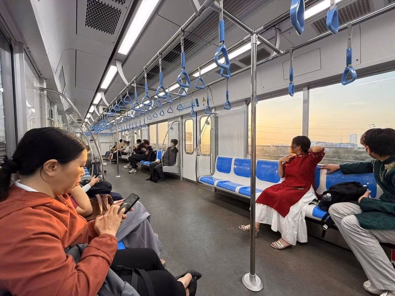 Hành khách đi tàu metro TPHCM. Ảnh: HURC1