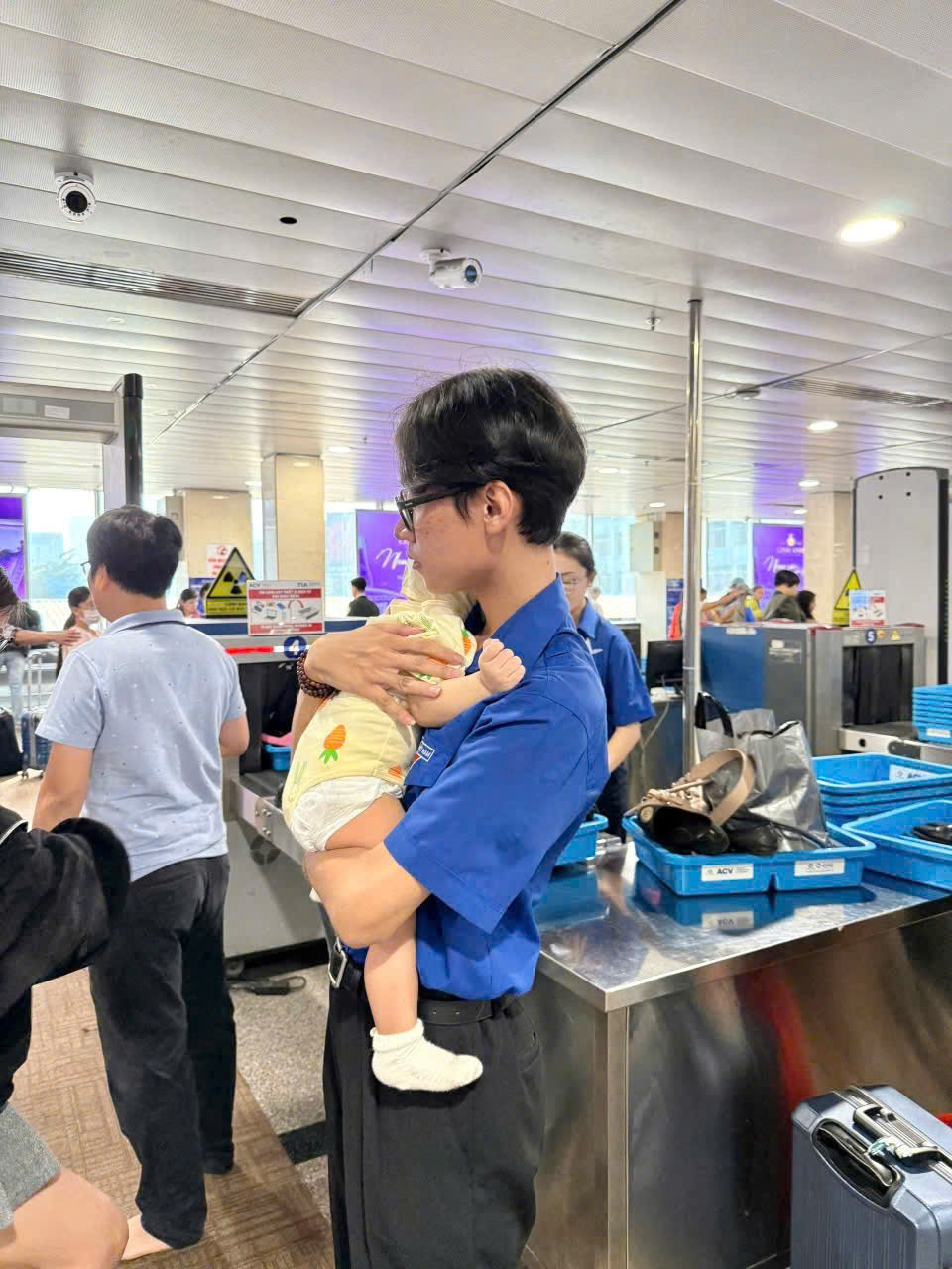 Những "bảo mẫu" áo xanh tại sân bay Tân Sơn Nhất.