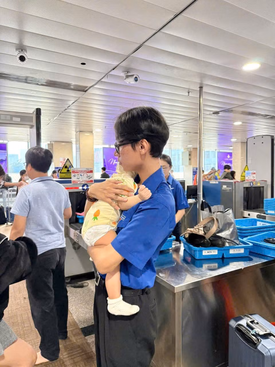 Những "bảo mẫu" áo xanh tại sân bay Tân Sơn Nhất.