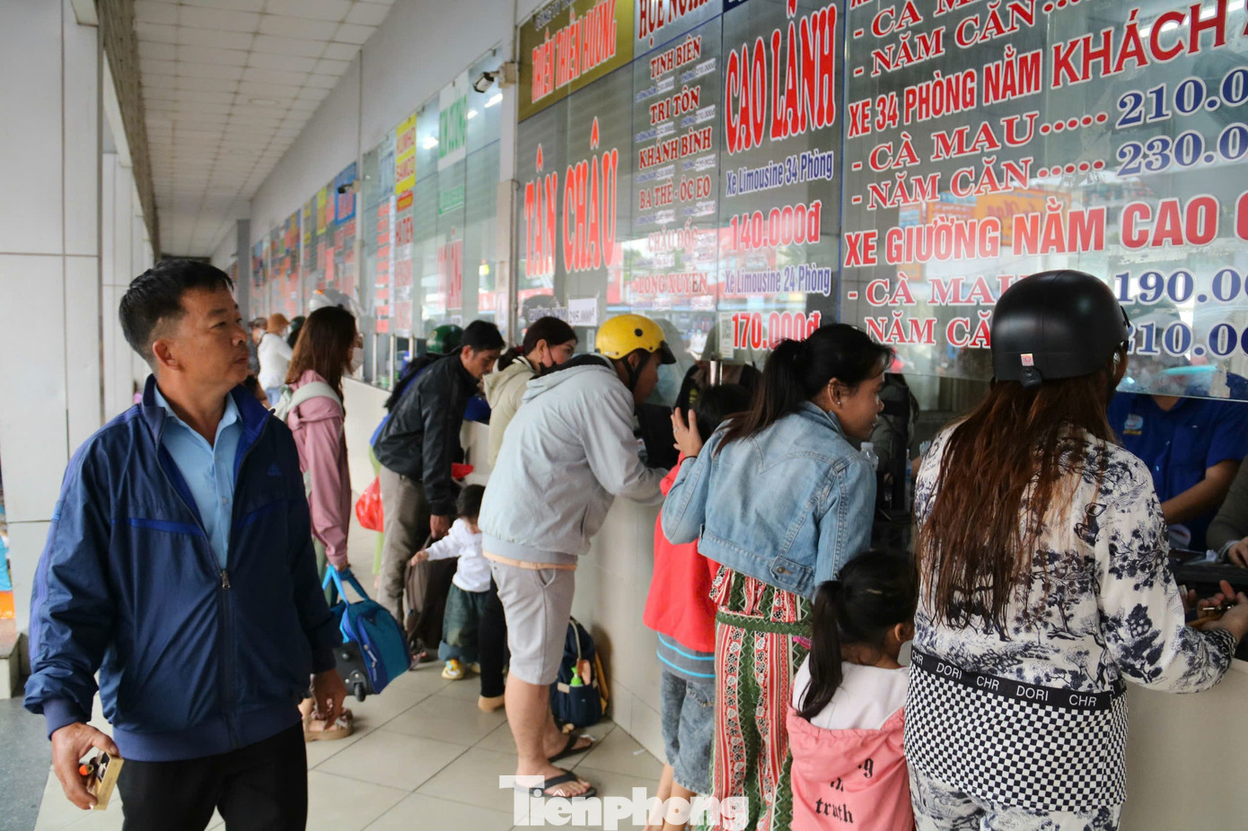 Theo nhân viên bán vé của một nhà xe hoạt động tuyến TPHCM - Cà Mau, từ cuối giờ chiều nay, lượng khách đến mua vé đang nhanh. &quot;Đến thời điểm này, chúng tôi đã bán ra gần 80% vé. Nếu nhu cầu hành khách tăng thêm, nhà xe sẽ tăng cường thêm xe để phục vụ&quot;- nhân viên này thông tin