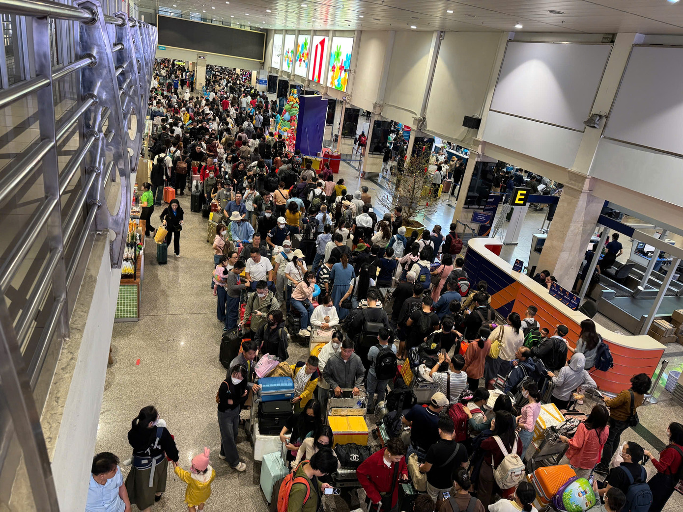 Sân bay Tân Sơn Nhất - TPHCM đông nghịt người vào giờ cao điểm sáng 23/1 (24 tháng Chạp). Ảnh: CTV.