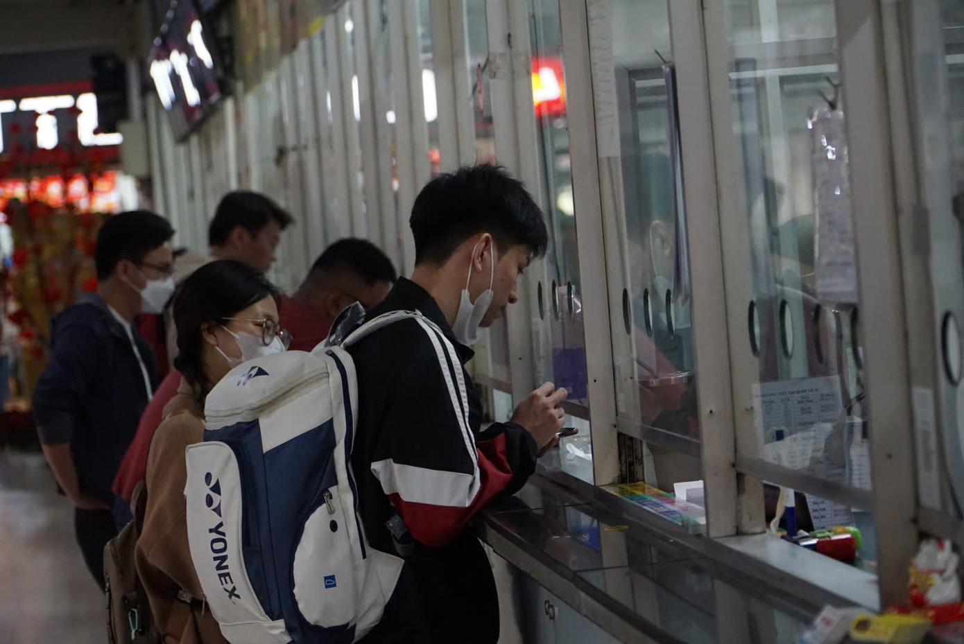 Trong khi đó, tại bến xe Miền Đông (quận Bình Thạnh), nhiều người cũng đến các quầy để mua vé về quê đón Tết. Ảnh: CTV Trong khi đó, tại bến xe Miền Đông (quận Bình Thạnh), nhiều người cũng đến các quầy để mua vé về quê đón Tết. Ảnh: CTV