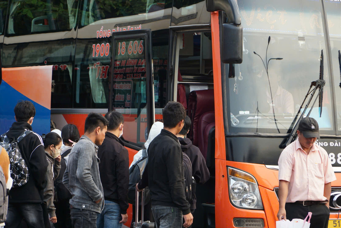 Dự kiến thời gian cao điểm ở bến xe Miền Đông (quận Bình Thạnh) là các ngày 25, 26/1 (nhằm ngày 26, 27 tháng Chạp), mỗi ngày bến xe phục vụ hơn 18.000 đến gần 19.000 hành khách. Ảnh: CTV Dự kiến thời gian cao điểm ở bến xe Miền Đông (quận Bình Thạnh) là các ngày 25, 26/1 (nhằm ngày 26, 27 tháng Chạp), mỗi ngày bến xe phục vụ hơn 18.000 đến gần 19.000 hành khách. Ảnh: CTV