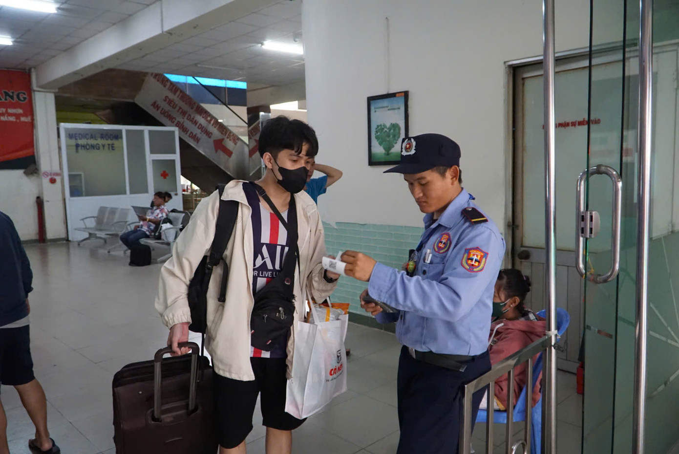 Đại diện bến xe cho biết, số lượng hành khách dự kiến phục vụ 20 ngày trong dịp Tết (10 ngày trước Tết và 10 ngày sau Tết) ở bến xe Miền Đông (quận Bình Thạnh) dự kiến vào khoảng 182.000 lượt. Số lượng vé đặt chỗ trước (từ 23 đến 29 tháng Chạp) là 139.000 vé. Ảnh: CTV Đại diện bến xe cho biết, số lượng hành khách dự kiến phục vụ 20 ngày trong dịp Tết (10 ngày trước Tết và 10 ngày sau Tết) ở bến xe Miền Đông (quận Bình Thạnh) dự kiến vào khoảng 182.000 lượt. Số lượng vé đặt chỗ trước (từ 23 đến 29 tháng Chạp) là 139.000 vé. Ảnh: CTV