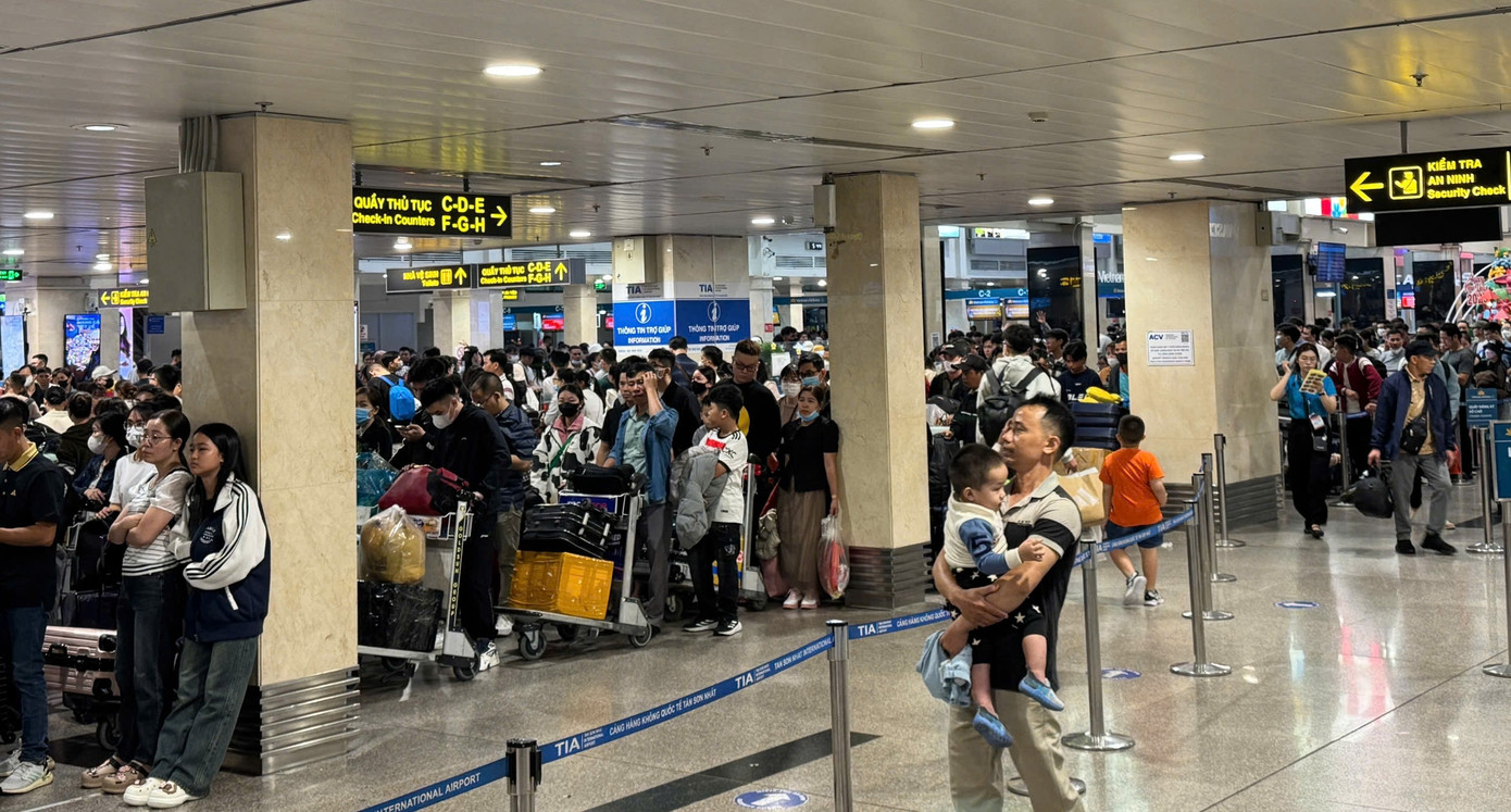 Quầy làm thủ tục của các hãng bay chật kín khách.