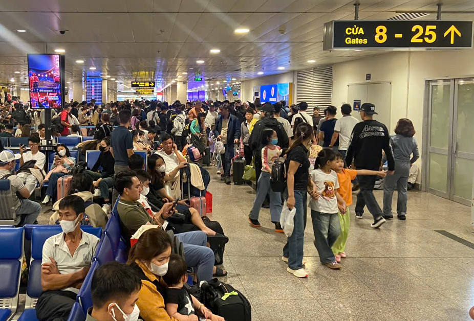 Hành khách hối hả về quê trong ngày 28 Tết. Ảnh: CTV.