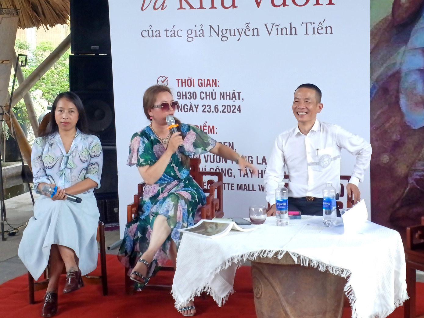 Vi Thùy Linh đánh giá cao khả năng vận dụng tiếng Việt của Nguyễn Vĩnh Tiến. Ảnh: N.M.HÀ.