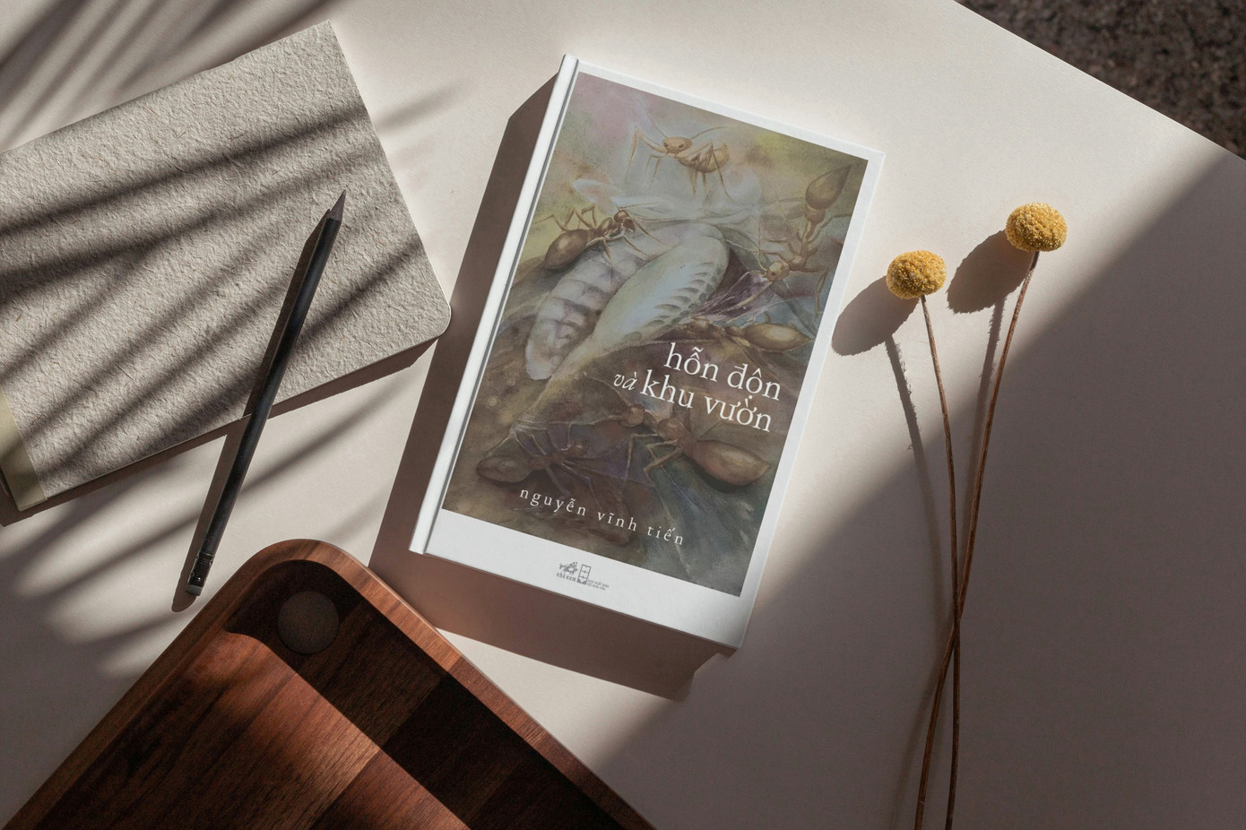Tập thơ do chính tác giả vẽ bìa và minh họa.