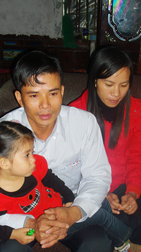 Thủy thủ Đậu Ngọc Hùng bên vợ con. Ảnh: quang long. Thủy thủ Đậu Ngọc Hùng bên vợ con. Ảnh: quang long