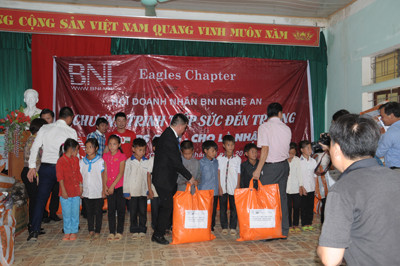 Tặng chăn, áo ấm cho học sinh rẻo cao ảnh 2