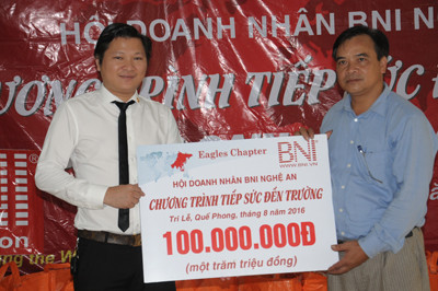 Tặng chăn, áo ấm cho học sinh rẻo cao ảnh 4