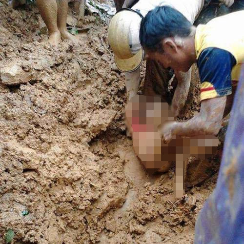 Đau xót hình ảnh thi thể bé 5 tuổi bị vùi lấp trong mưa lũ ảnh 2