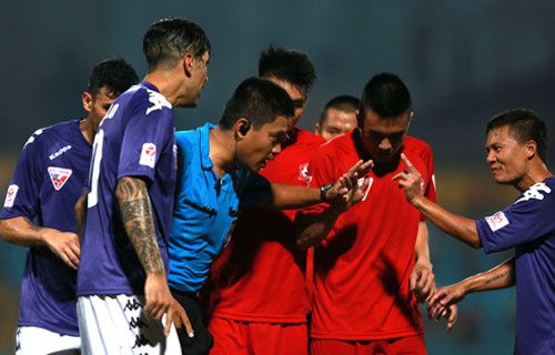 Những lùm xùm của trọng tài ở V-League 2016 ảnh 2