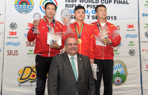 Hoàng Xuân Vinh đoạt huy chương bằng súng đi mượn ảnh 2