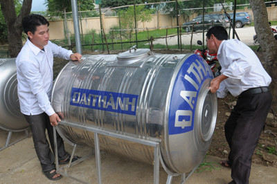 Tặng chăn, áo ấm cho học sinh rẻo cao ảnh 3