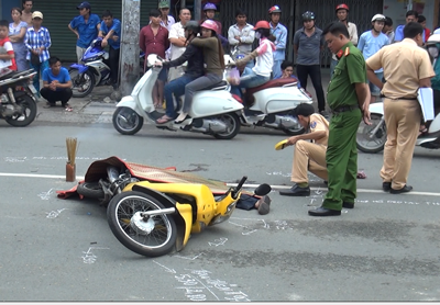 Xe cứu thương cán chết người rồi bỏ chạy ảnh 1