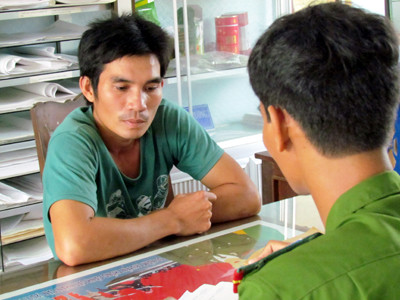 Lái xe Đặng Ngọc Hiền tại Công an huyện Khánh Vĩnh