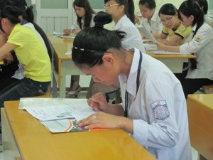 Thí sinh đối chiếu thông tin tại điểm thi Đại học Hà Nội. Ảnh: Phạm Mai/Vietnam+