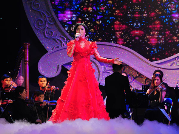 Ở phần nhạc tiền chiến, Lệ Quyên trông như một Nữ hoàng sang trọng, đài các. Cô phô diễn giọng hát khỏe khoắn, kỹ thuật cùng dàn nhạc qua 'Nửa hồn thương đau', 'Bản tình cuối', 'Xin còn gọi tên nhau'..