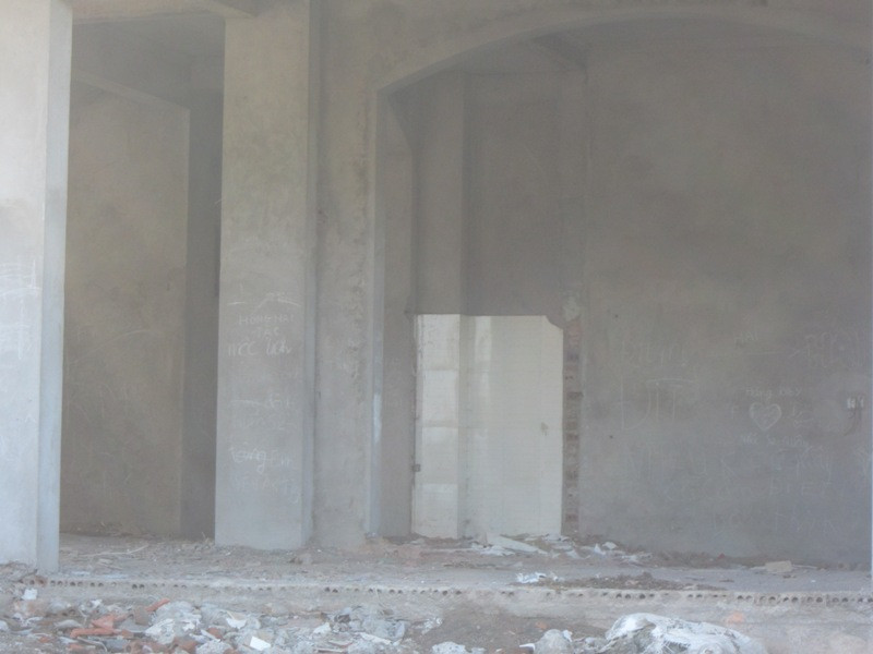 Bên trong nhiều chỗ bị đập phá