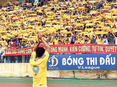 Trọng Hoàng cảm ơn CĐV . Trọng Hoàng cảm ơn CĐV