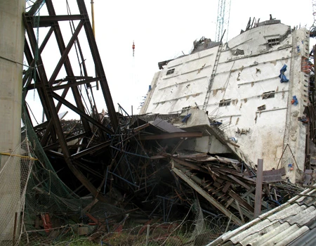 Hiện trường vụ sập nhịp dẫn cầu Cần Thơ cách đây 4 năm cướp đi sinh mạng hàng chục người. Xóm làng bên bờ sông Hậu chìm vào nỗi tang thương đến nay đã 4 năm vẫn khó quên. Ảnh: Thiên Chương