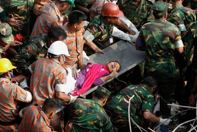 Sập nhà máy ở Bangladesh. Hôm 24/4, một xưởng may tại ngoại ô thủ đô Dhaka của Bangladesh đã bị đổ sập, làm hơn 1.100 người thiệt mạng. Đây là một trong những thảm họa tồi tệ nhất đối với ngành công nghiệp may mặc ở nước này. Thảm họa đã làm bùng phát các cuộc tranh cãi cả trong nước và quốc tế về một cuộc cải cách tại các nhà máy cung cấp hàng hóa cho các hãng bán lẻ lớn trên toàn châu Âu và Mỹ - Ảnh: EPA