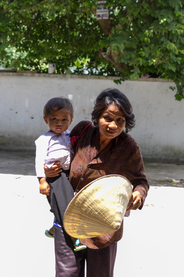 Bà Hường và đứa cháu ngoại côi cút