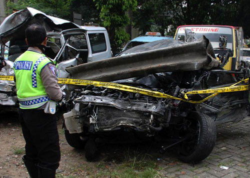 Hiện trường vụ tông xe khiến 6 người chết tại chỗ - Ảnh: Jakarta Globe. Hiện trường vụ tông xe khiến 6 người chết tại chỗ - Ảnh: Jakarta Globe